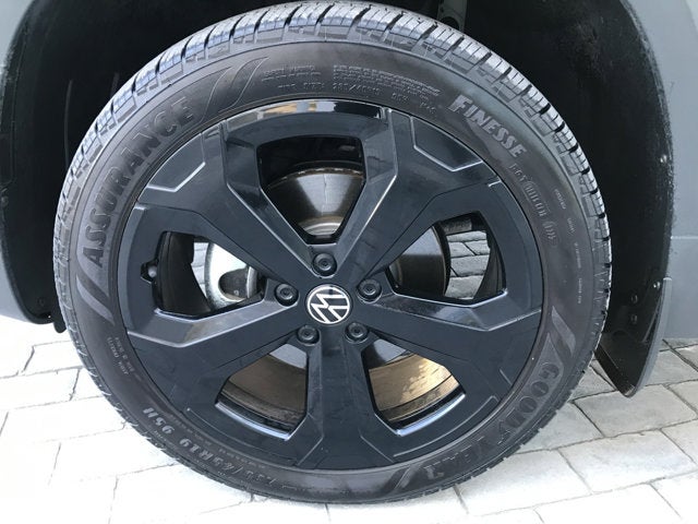 2025 Volkswagen Taos SE Black