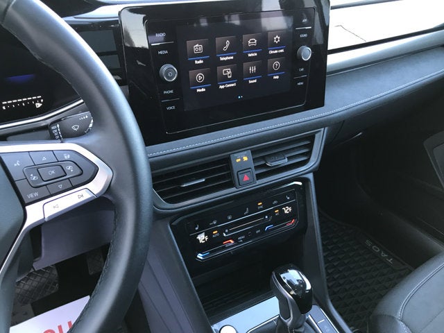 2025 Volkswagen Taos SE Black