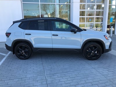 2025 Volkswagen Taos SE Black