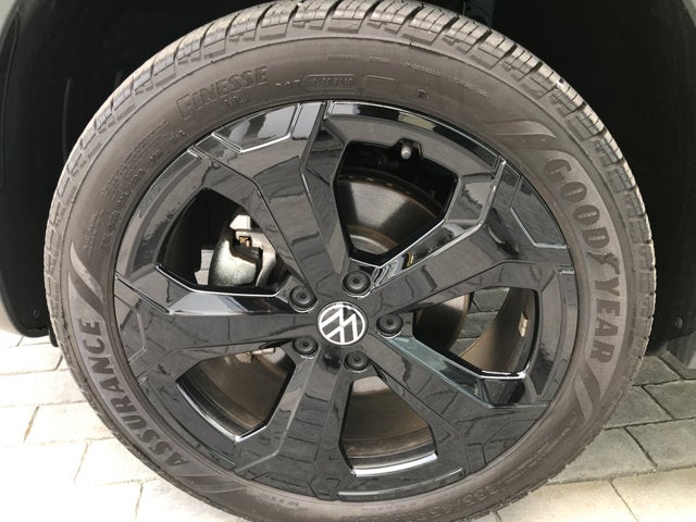 2025 Volkswagen Taos SE Black