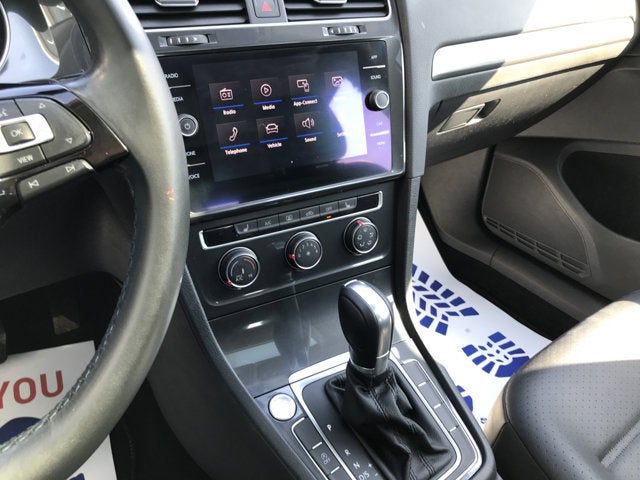 2019 Volkswagen Golf SE